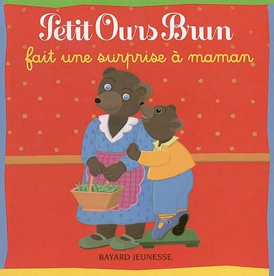 Petit ours brun fait une surprise à maman