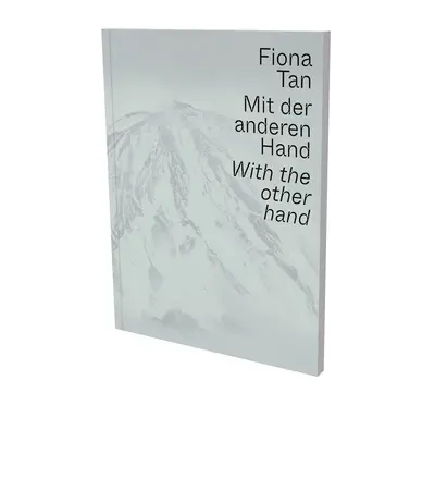 Fiona Tan : with the orher hand. Fiona Tan : mit der anderen Hand