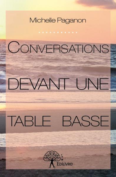 Conversations devant une table basse
