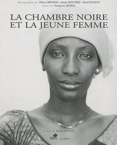 La chambre noire et la jeune femme : photos d'Afrique illustrées d'écritures