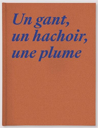 Un gant, un hachoir, une plume