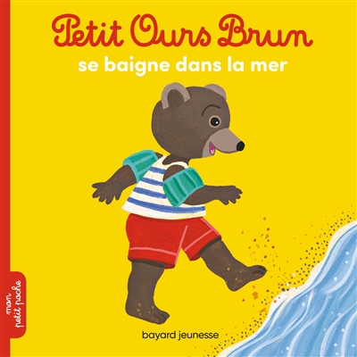 Petit Ours brun se baigne dans la mer