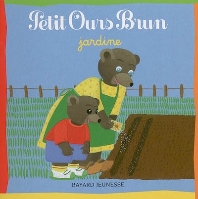 Petit ours brun jardine