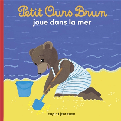 Petit Ours brun joue dans la mer