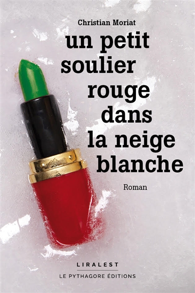 Un petit soulier rouge dans la neige blanche