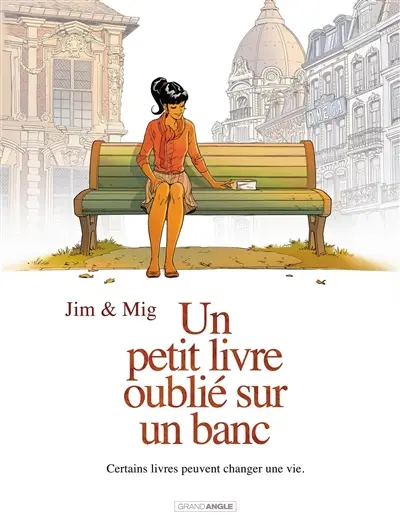 Un petit livre oublié sur un banc