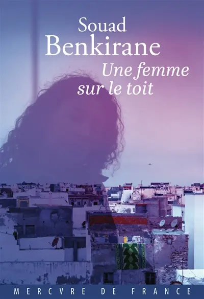Une femme sur le toit