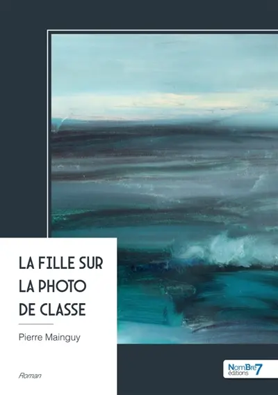 La fille sur la photo de classe