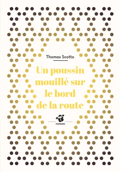 Un poussin mouillé sur le bord de la route