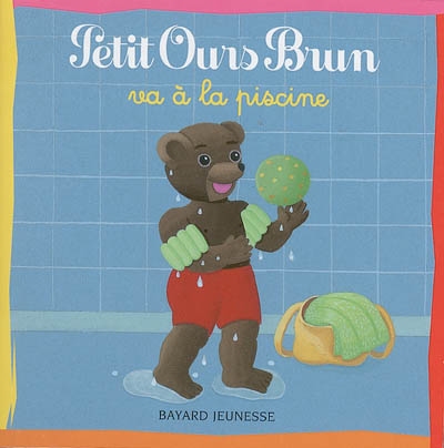 Petit ours brun champion va à la piscine