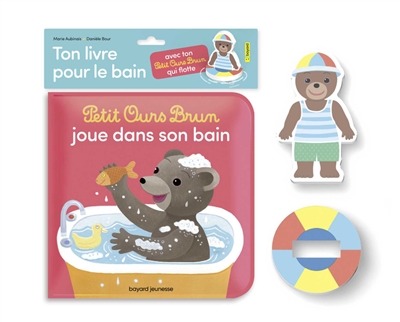 Petit Ours brun joue dans son bain