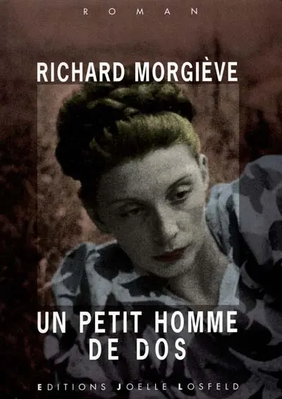 Un petit homme de dos