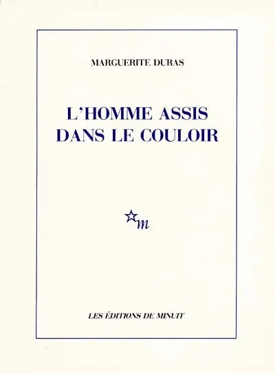 L'homme assis dans le couloir