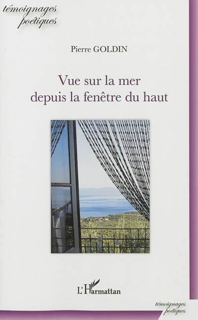 Vue sur la mer depuis la fenêtre du haut