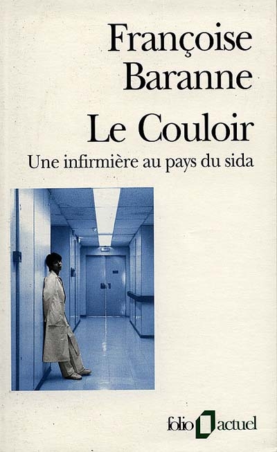 Le couloir : une infirmière...