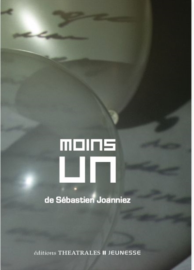 Moins un