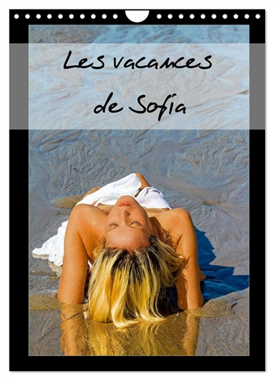 Les vacances de Sofia (Calendrier mural 2025 DIN A4 horizontal), CALVENDO calendrier mensuel : Photos érotiques de vacances d'une jeune femme blonde, nue, se prélassant sur une plage.