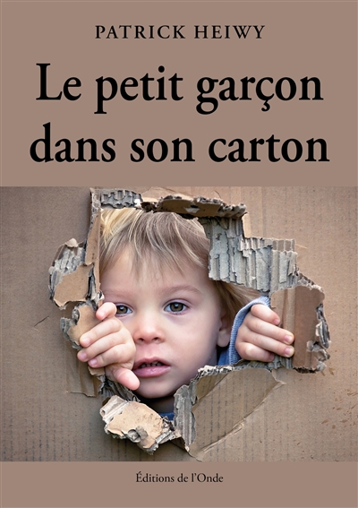 Le petit garçon dans son...
