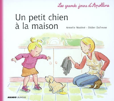 Un petit chien à la maison