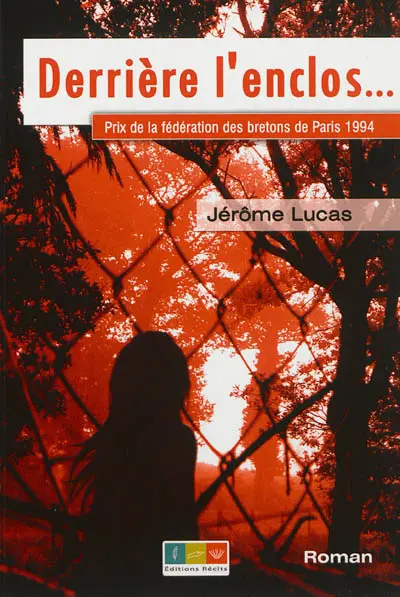 Derrière l'enclos...