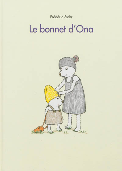 Petite Fille Se Trouve Dans Son Lit Dans Un Bonnet De Nuit Avec Un Livre  Pour Enfants Et Sourit