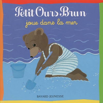 Petit ours brun joue dans la mer