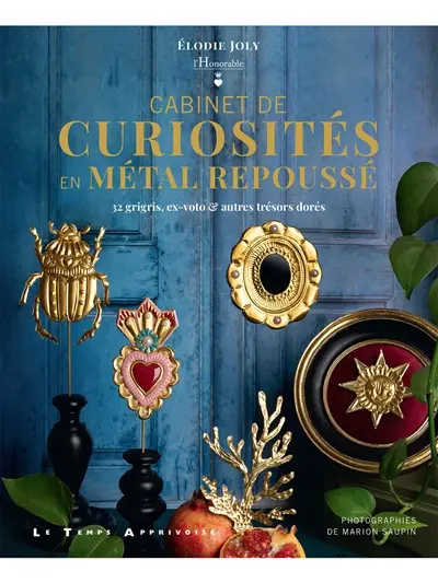 Cabinet de curiosités en métal repoussé : 32 grigris, ex-voto & autres trésors dorés