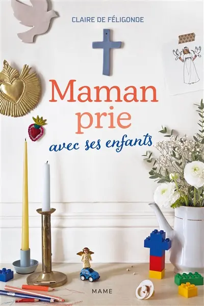 Maman prie avec ses enfants