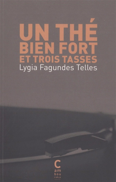 Un thé bien fort et trois tasses