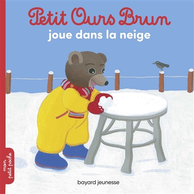 Petit Ours brun joue dans la neige