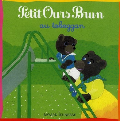 petit ours brun au toboggan