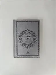 Le saint Coran : et la traduction en langue française du sens de ses versets, et la transcription en caractères latins, en phonétique : couverture cuir argenté, doré sur tranche