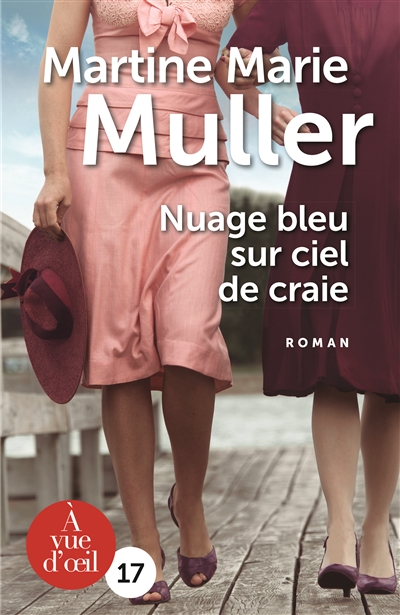 Nuage bleu sur ciel de craie