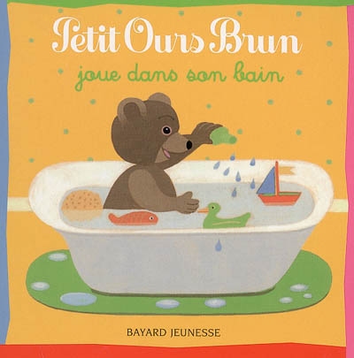 Petit ours brun joue dans son bain