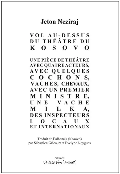 Vol au-dessus du théâtre du Kosovo : une pièce de théâtre avec quatre acteurs, avec quelques cochons, vaches, chevaux, avec un Premier ministre, une vache Milka, des inspecteurs locaux et internationaux