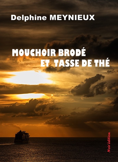 Mouchoir brodé et tasse de thé