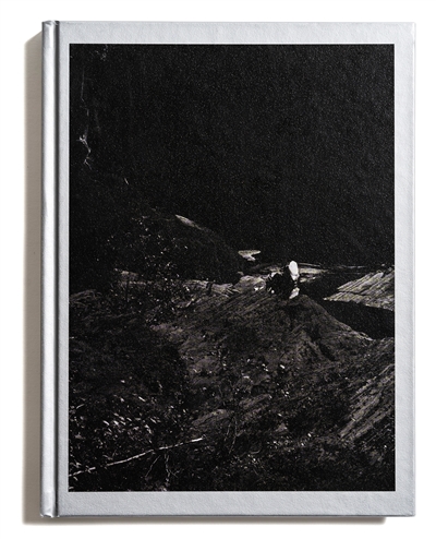 La nuit craque sous nos doigts