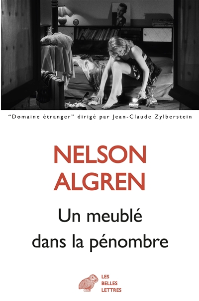 Un meublé dans la pénombre