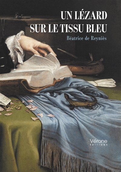 Un lézard sur le tissu bleu