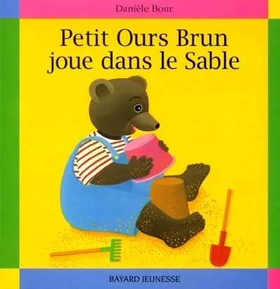 Petit Ours Brun joue dans le sable