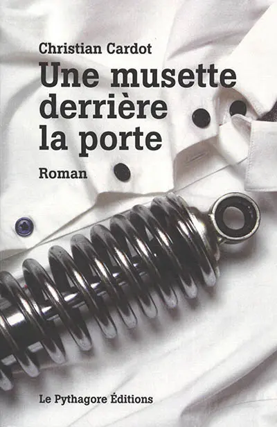 Une musette derrière la porte