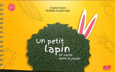 Un petit lapin se cache dans le jardin