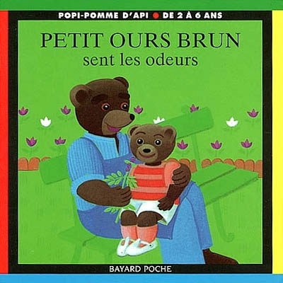 Petit ours brun sent les odeurs