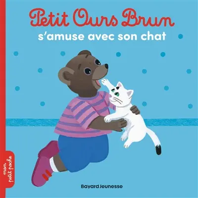 Petit Ours Brun s'amuse avec son chat