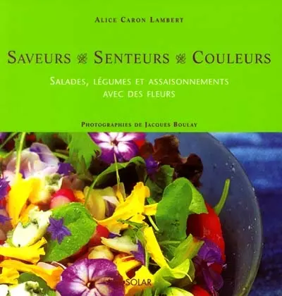 Salades, légumes et assaisonnements avec des fleurs