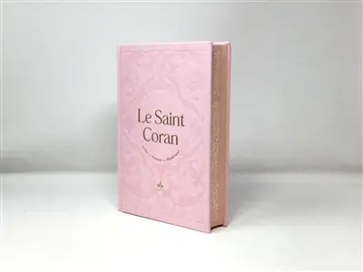 Le saint Coran : et la traduction en langue française du sens de ses versets, et la transcription en caractères latins, en phonétique : couverture daim rose clair, avec pages arc-en-ciel
